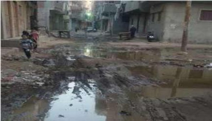 فى عهد السيسي: شوارع المحمودية تغرق في مياه الصرف الصحي.. و"محليات الانقلاب" خارج الخدمة