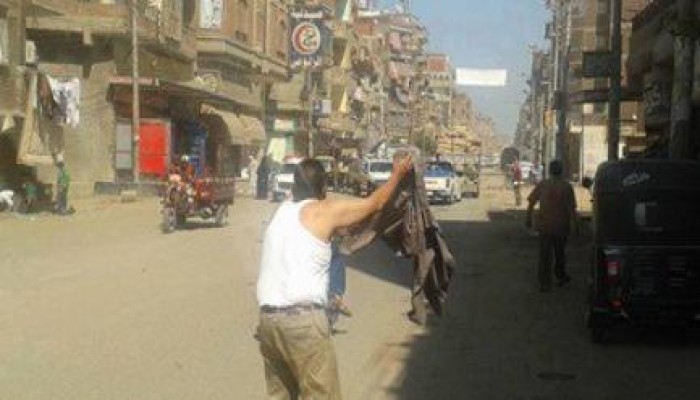 مواطن بالدقهلية "يطلع من هدومه" بسبب فواتير حكومة الانقلاب (صورة )