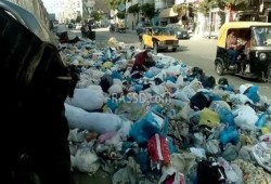 بالصور.. فشل الانقلاب مستمر .. القمامة تحتل الإسكندرية والأهالي: "الحكومة نايمة في البطيخ"