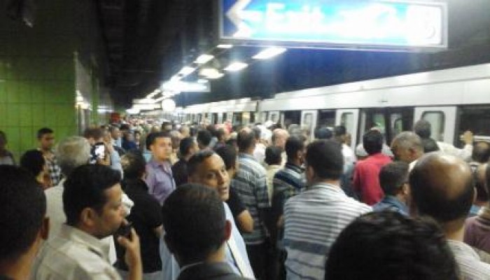 عشرات الإغماءات بين ركاب مترو الأنفاق بعد تعطل الخط الثاني