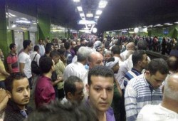 ثورة عارمة لركاب المترو واعتداء على سائق قطار (فيديو)