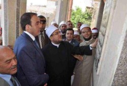 هروب وزير أوقاف الانقلاب ومحافظ بنى سويف بعد هجوم الأهالى على سيارة سلع غذائية بحوزتهم