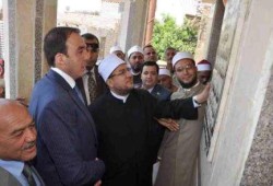 هروب وزير أوقاف الانقلاب ومحافظ بنى سويف بعد هجوم الأهالى على سيارة سلع غذائية بحوزتهم