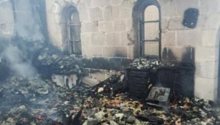 بالصور.. "صهاينة" يحرقون كنيسة شمال "فلسطين المحتلة" ويكتبون عبارات معادية "للنصرانية"