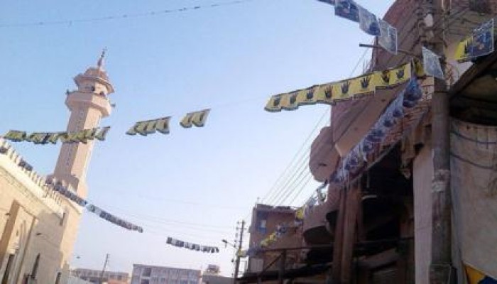 بالصور.. صور الرئيس مرسي و"رابعة" زينة رمضان في الفيوم