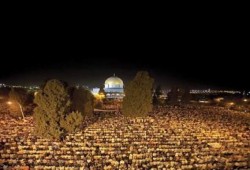 زحف فلسطيني نحو الأقصى بأول جمعة برمضان