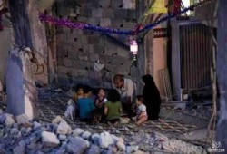 بالصور.. أسرة فلسطينية تتناول إفطارها بين حطام حي الشجاعية