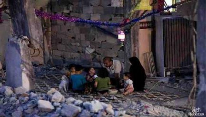 بالصور.. أسرة فلسطينية تتناول إفطارها بين حطام حي الشجاعية