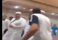 بالفيديو رفقاء "براهمي ومخيون" يعتدون على شاب بالحرم النبوي