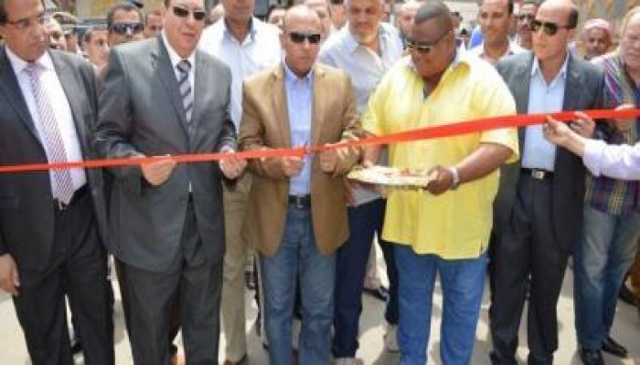 أشهر بلطجية المنوفية يحمل " مقص " افتتاح لـ محافظ المنوفية الانقلابي