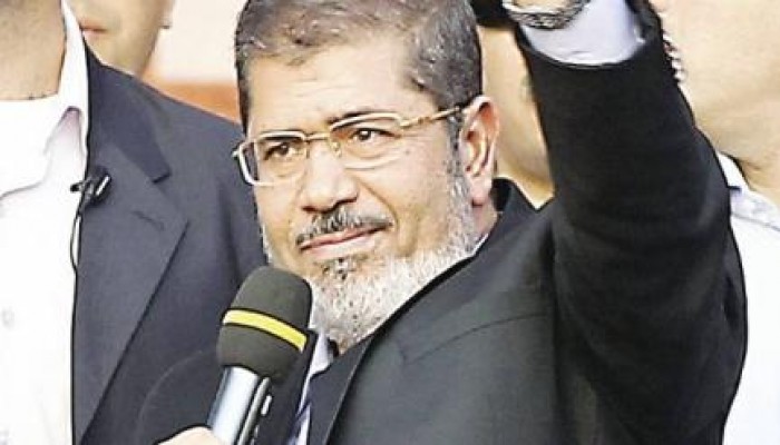الرئيس مرسي يحيي الأحرار.. والمعتقلون: "اعدم واحد اعدم مية مرسي رئيس الجمهورية"