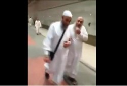 رافضوا الانقلاب يهتفون بوجه برهامي في مكة "يا قتلة"