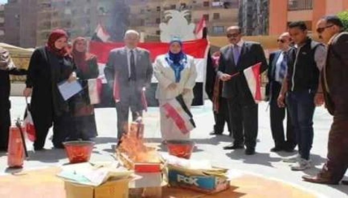 أوقاف الانقلاب تحرق كتب القرضاوي وعلماء الإخوان في المساجد