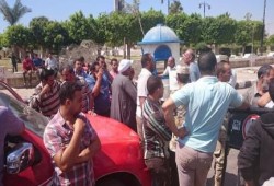 بسبب فشل الانقلاب .. وقفة للجزارين بالعجول أمام محافظة السويس