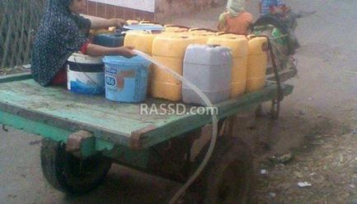 بالصور.. أهالي الجمالية يلجأون لجراكن المياه بعد انقطاعها 20 يومًا