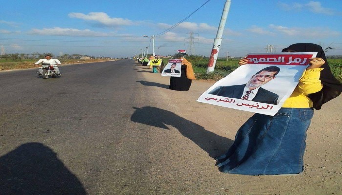 سلسلة بشرية لثوار أم الرضا بدمياط تطالب بالقصاص من القتلة