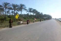 في بداية جمعة "عودوا إلى ثكناتكم"..سلسلة بشرية لثوار أبوحمص ترفض جرائم الانقلاب