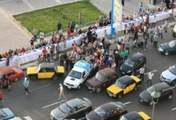 أطول مائدة إفطار في العالم برعاية السيسي.. تتحول إلى فضيحة عالمية جديدة للانقلاب (صور)