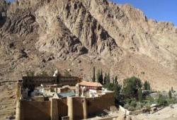 نحس السيسي:  تساقط للحجارة بجبل سانت كاترين في سيناء بعد الهزة الأرضية