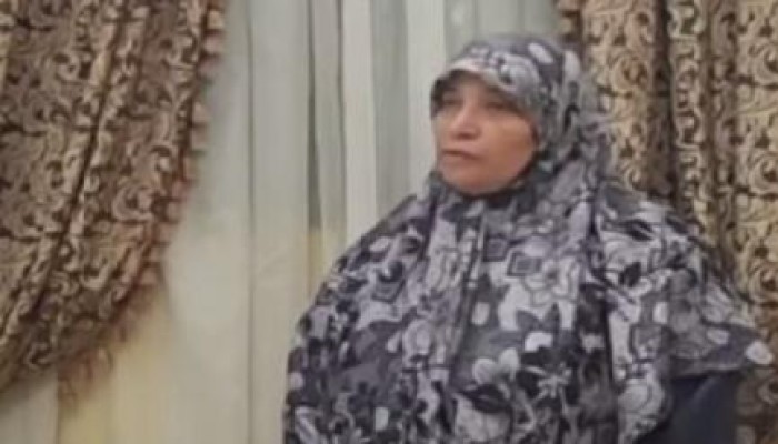 بالفيديو.. والدة طالب معتقل: "السيسي عاوز شباب مغيب يشرب بانجو"