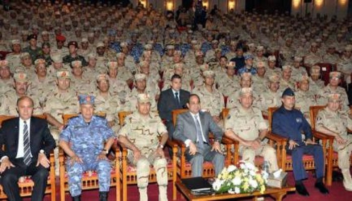 "السيسي" يقرر زيادة معاشات أهله وعشيرته من العسكريين بنسبة 10%.. وباقي المصريين "معندييش"