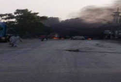 بالصور .. مجهولون يقطعون طريق دمياط-المنصورة الغربى