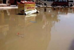 اهمال الانقلاب .. مياه الصرف الصحى تغرق شوارع العجمى والمواطنون الحكومه فى البطيخ