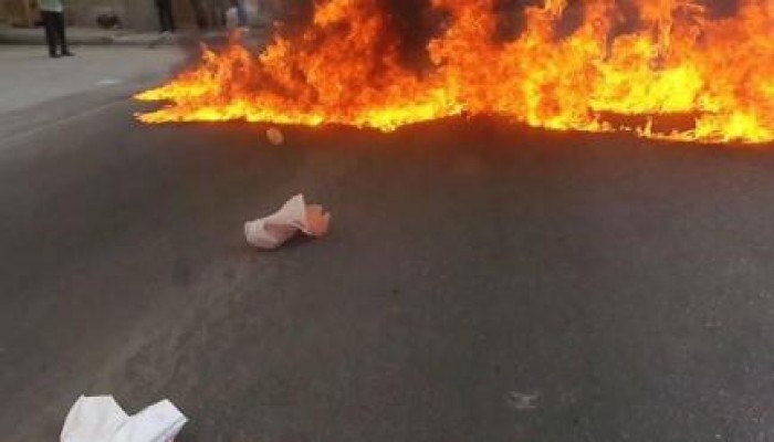 شباب غاضبون يقطعون طريق أبو قير تنديدا بمجزرة أكتوبر