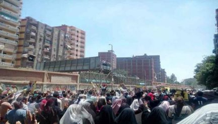 بالصور .. ثوار "عين شمس" و "عزبة النخل " يتجمعون في مسيرة واحدة ويصيبوا الأمن بالجنون