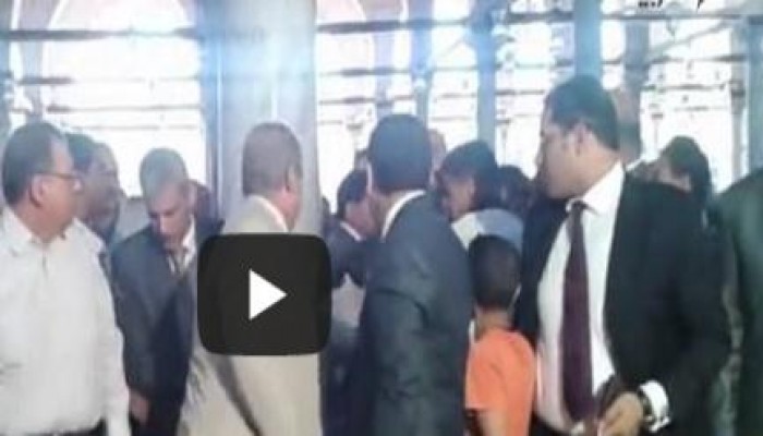 بالفيديو.. حرس محلب يعتدي على مسنٍ ويمنعه من الدعاء على الظالمين