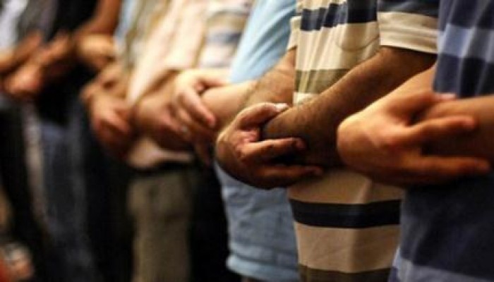 بالصور .. رمضان في عهد العسكر.. المساجد لم تعد عامرة.. المخبرون في الصفوف الأولى