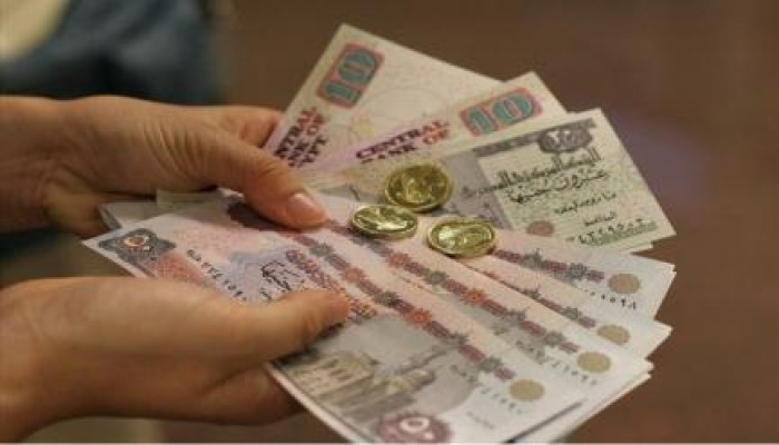 فقراء مصر يدفعون فاتورة خفض قيمة الجنيه مقابل الدولار