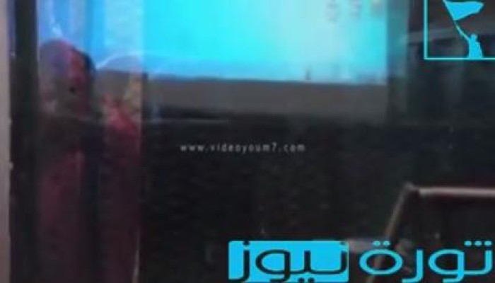 بالفيديو.. خوفا من صموده: حائط من الصاج يمنع الكاميرات من تصوير الرئيس مرسي