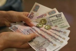 فقراء مصر يدفعون فاتورة خفض الانقلاب لقيمة الجنيه مقابل الدولار