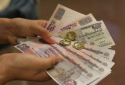 فقراء مصر يدفعون فاتورة خفض الانقلاب لقيمة الجنيه مقابل الدولار