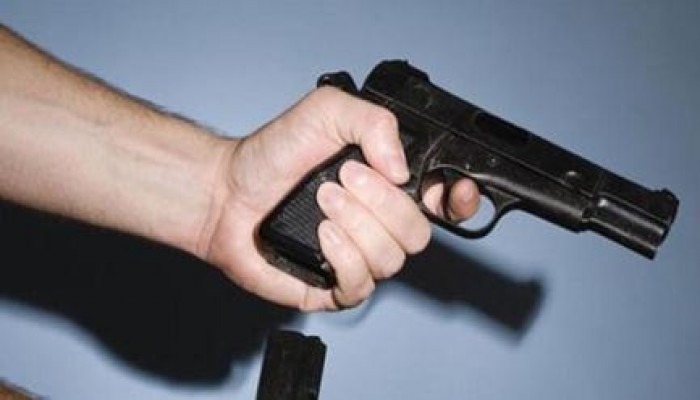 مستشار يصيب رأسه برصاصة خاطئة والأطباء: حالته خطيرة