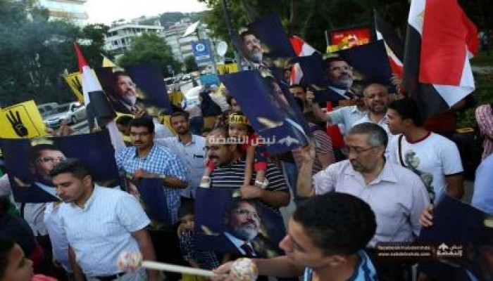 مصريون وأتراك أمام القنصلية المصرية في إسطنبول يهتفون ضد الانقلاب