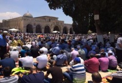 أكثر من ربع مليون يؤدون صلاة الجمعة في الأقصى