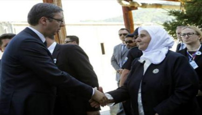 بالفيديو: رشق رئيس وزراء صربيا بالحجارة في مراسم ذكرى "سربرنيتشا"