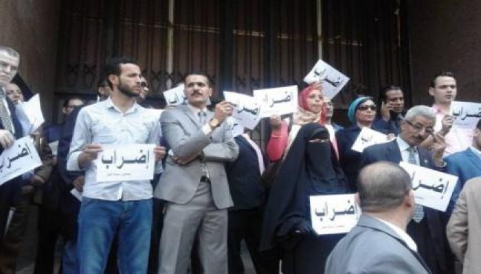 وقفة احتجاجية للمحامين للتنديد باعتداءات الداخلية
