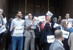 بالصور..  وقفة احتجاجية للمحامين للتنديد باعتداءات داخلية الانقلاب