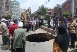 فشل الانقلاب كلاكيت تاني مرة.. هبوط أرضي بشارع عبد السلام عارف بالمنصورة ( صور )