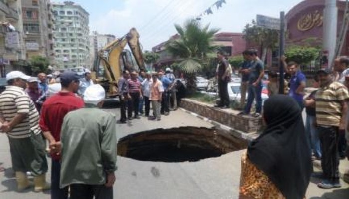 فشل الانقلاب كلاكيت تاني مرة.. هبوط أرضي بشارع عبد السلام عارف بالمنصورة ( صور )