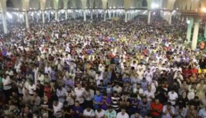 بالفيديو والصور.. عشرات الآلاف يصلون خلف الشيخ محمد جبريل بالقاهرة .. ويدعون على الظالمين