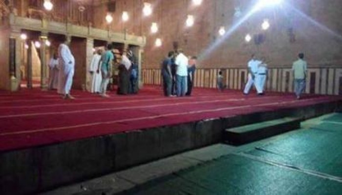 بالصور .. قوات الانقلاب تطرد المتهجدين من مسجد السلطان حسن
