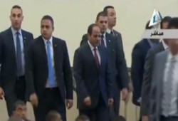 قائد الانقلاب "المرعوب" يؤدي صلاة العيد وسط حراسة شخصية ضخمة