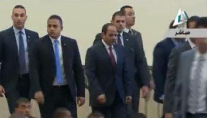 قائد الانقلاب "المرعوب" يؤدي صلاة العيد وسط حراسة شخصية ضخمة