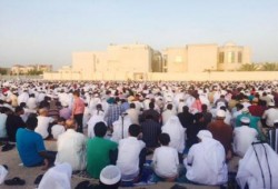 قطر :  مساجد وساحات الدوحة تمتلئ بالمصلين