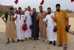 شباب مغربي يرفعون شعار رابعة عقب صلاة العيد بالدار البيضاء (صور)