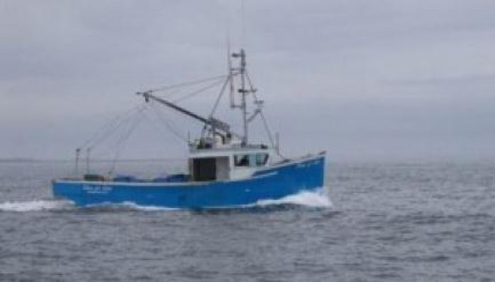 مركب صيد مجهولة تخترق ميناء الأدبية بالسويس